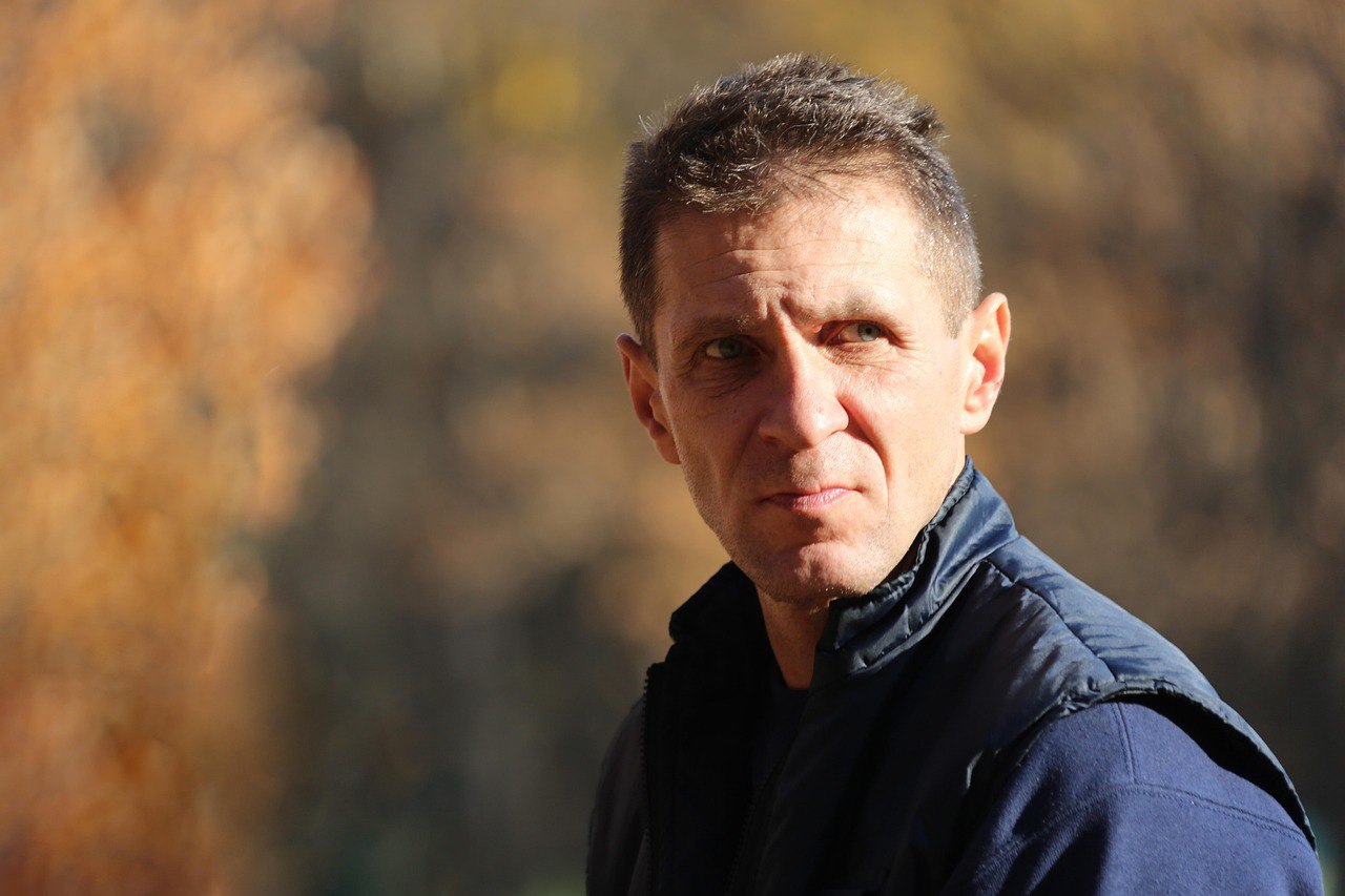 Man in his late 40s with determined look – why testosterone declines after 40 and 8 natural ways to slow it down