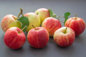 Apples rich in pectin fiber supporting men’s gut health, microbiome balance, digestion, and beneficial bacteria